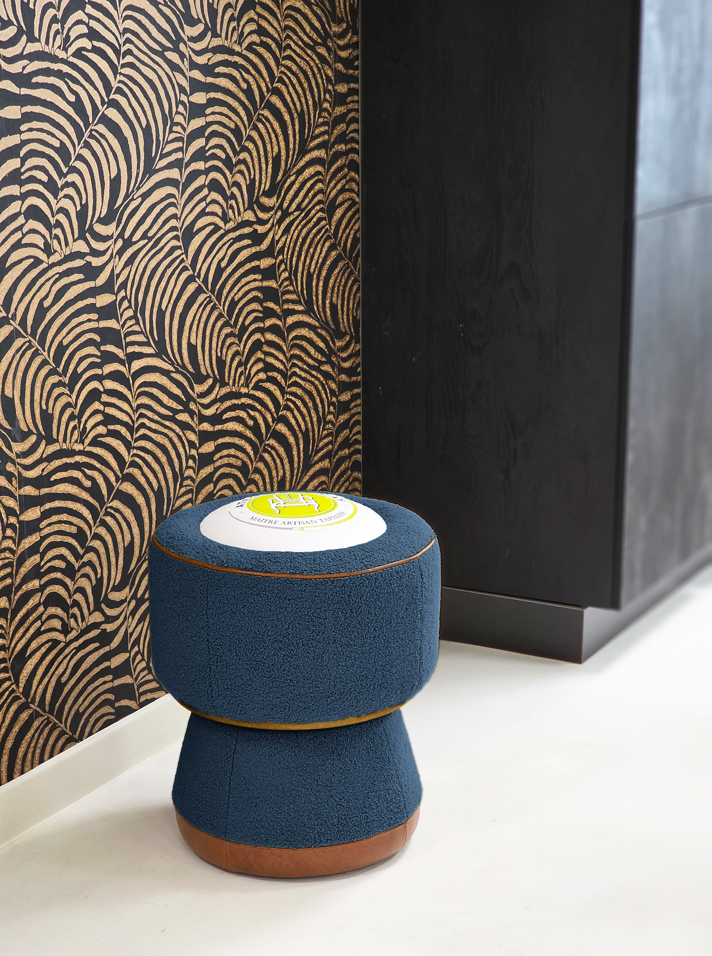 Pouf Effervescence en forme de bouchon de champagne, coloris bleu marine